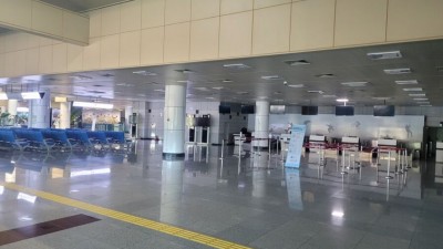 공항에 왔는데 아무도 없어 겁에 질린 유저
