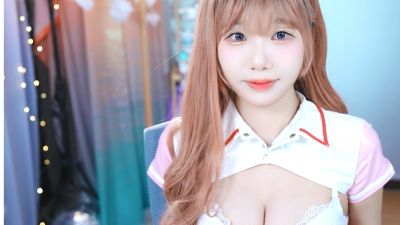 수련수련 치유계 간호사 흰 레이스 브라 꺼내놓은 핑크 유니폼