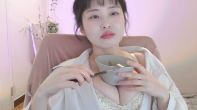 가슴을그릇받침으로쓰는꽃무늬코르셋며며(소람잉)