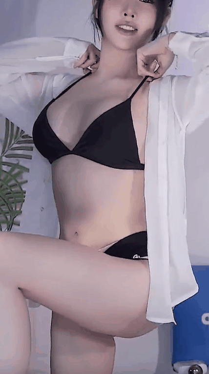 한갱 지리는 검은 비키니