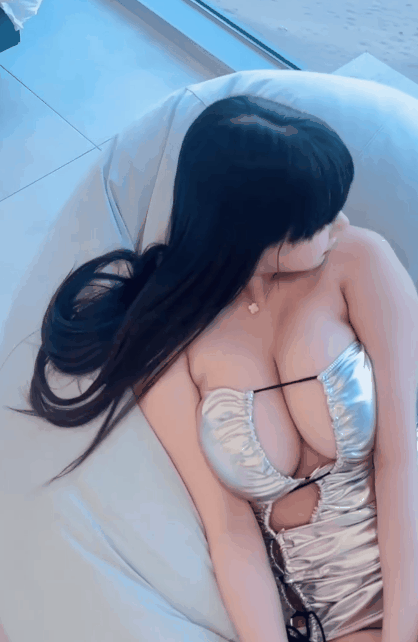 정현희 은색 오프숄더 가슴골
