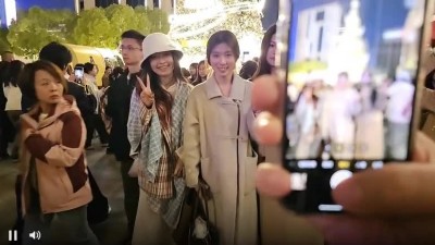 존잘 유투버가 사진 찍어줄때 여자들 반응