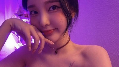 탱크탑입은아찔한슴골츄정이셀카