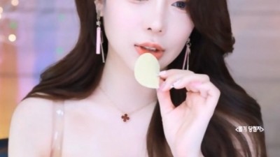 섹시함느껴지는여캠의아찔한슴골