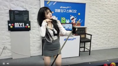 딱 달라붙는 교복 입고 당구 치는 박틸다