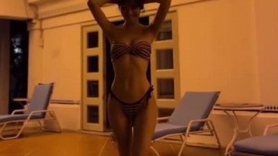 이사장님 변함없는 매력의 비키니 폼.mp4