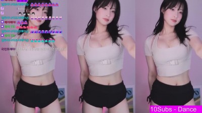 가슴밑에 벨트 채운 코르셋 의상 찰랑거리는 가슴골 명아츄