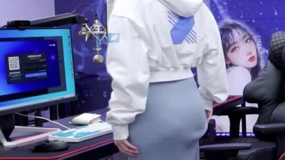 PC방 의자에 앉아서 뒤태 보여주는 이아린