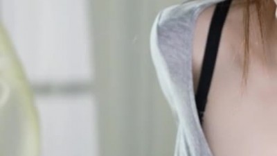문뚜야 단추 많이 푼 회색 크롭티 숙이는 검정브라 가슴골