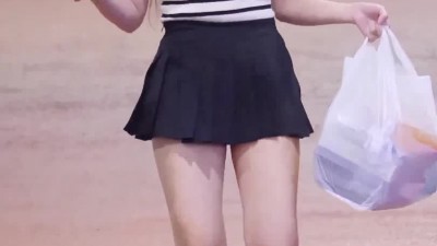 분리수거하러 가는 이연진 치어리더 사복 줄무늬 오프솔더