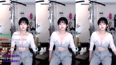 &lt;img src=/img/hit_icon.png class=hit_icon alt=HIT인기&gt;          			   QWER 초단 앞으로 숙인 가슴골