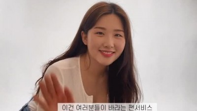 단추 풀고 인사하는 또먹나윤