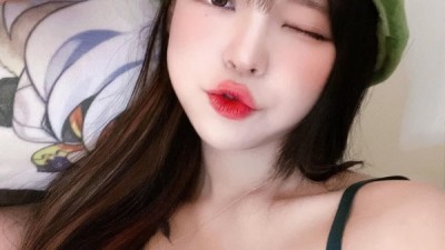 귀엽게윙크하며야릇하게볼륨감이느껴지는슴골김유미